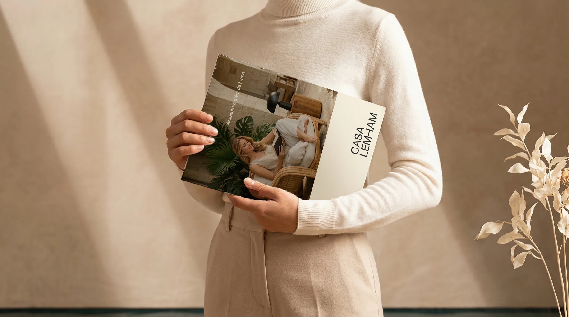 Casa Lemham, mulher segurando a revista da marca