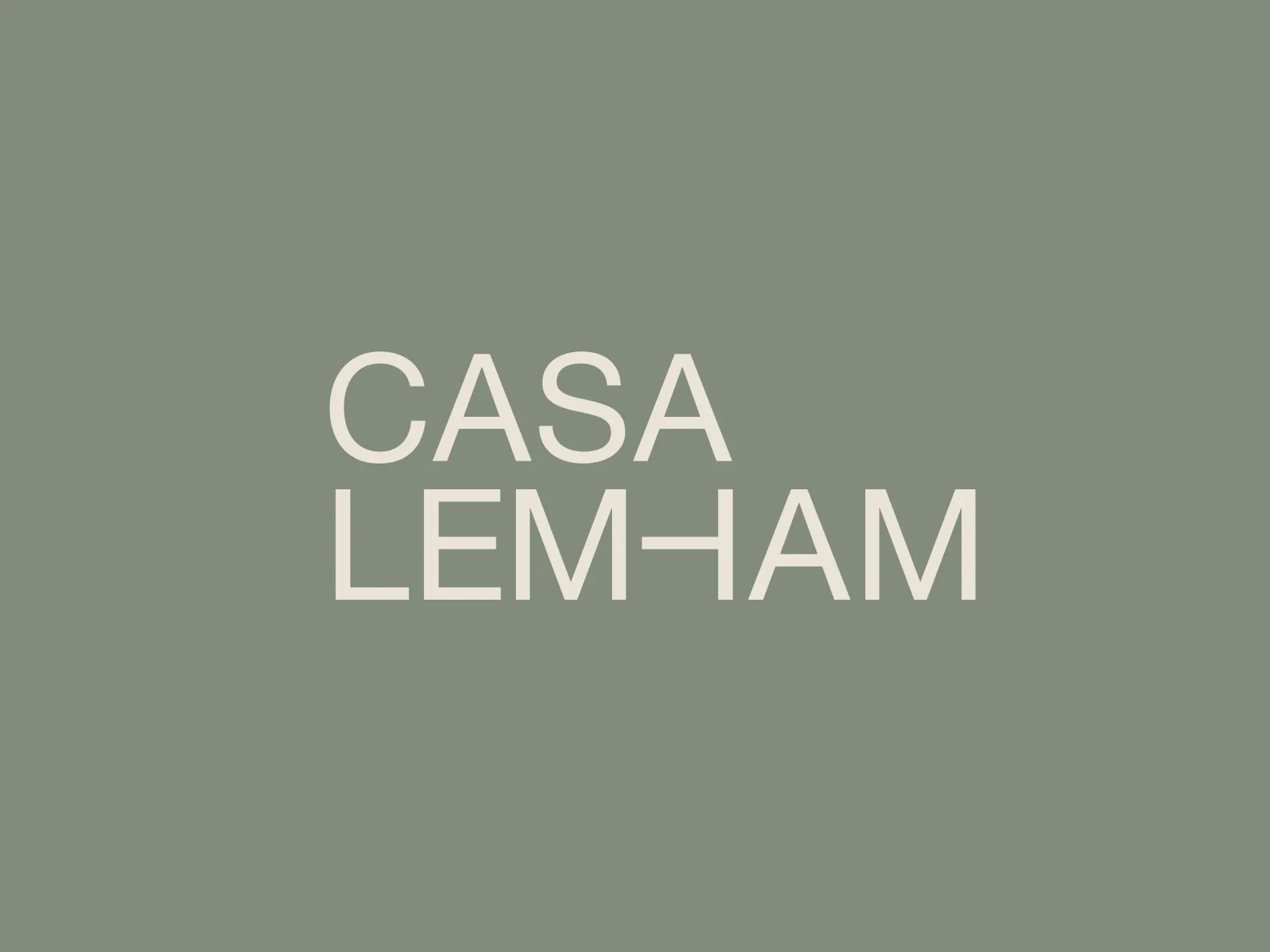Logotipo Casa Lemham em off-white sobre verde