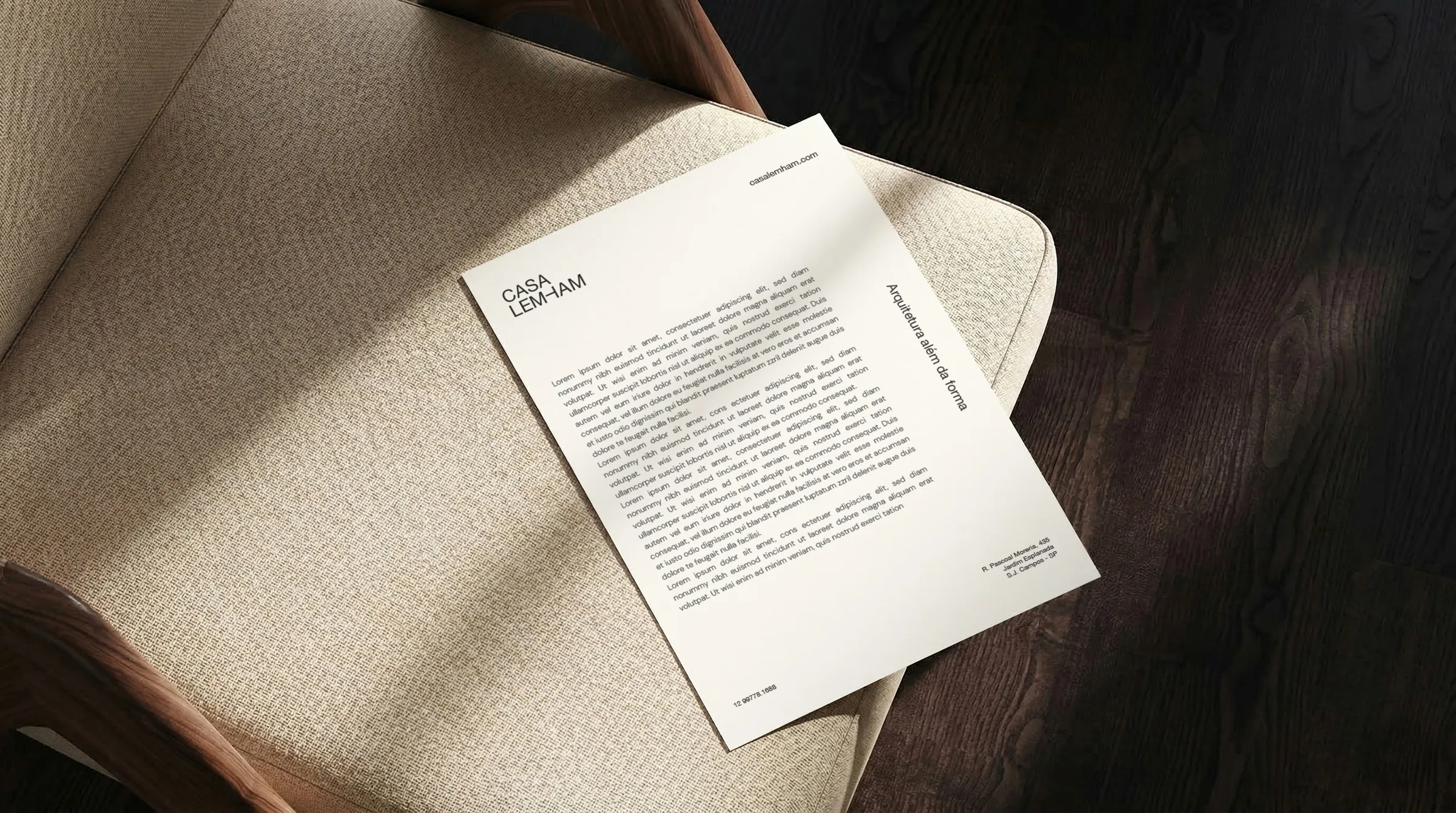Papel timbrado Casa Lemham sobre uma poltrona