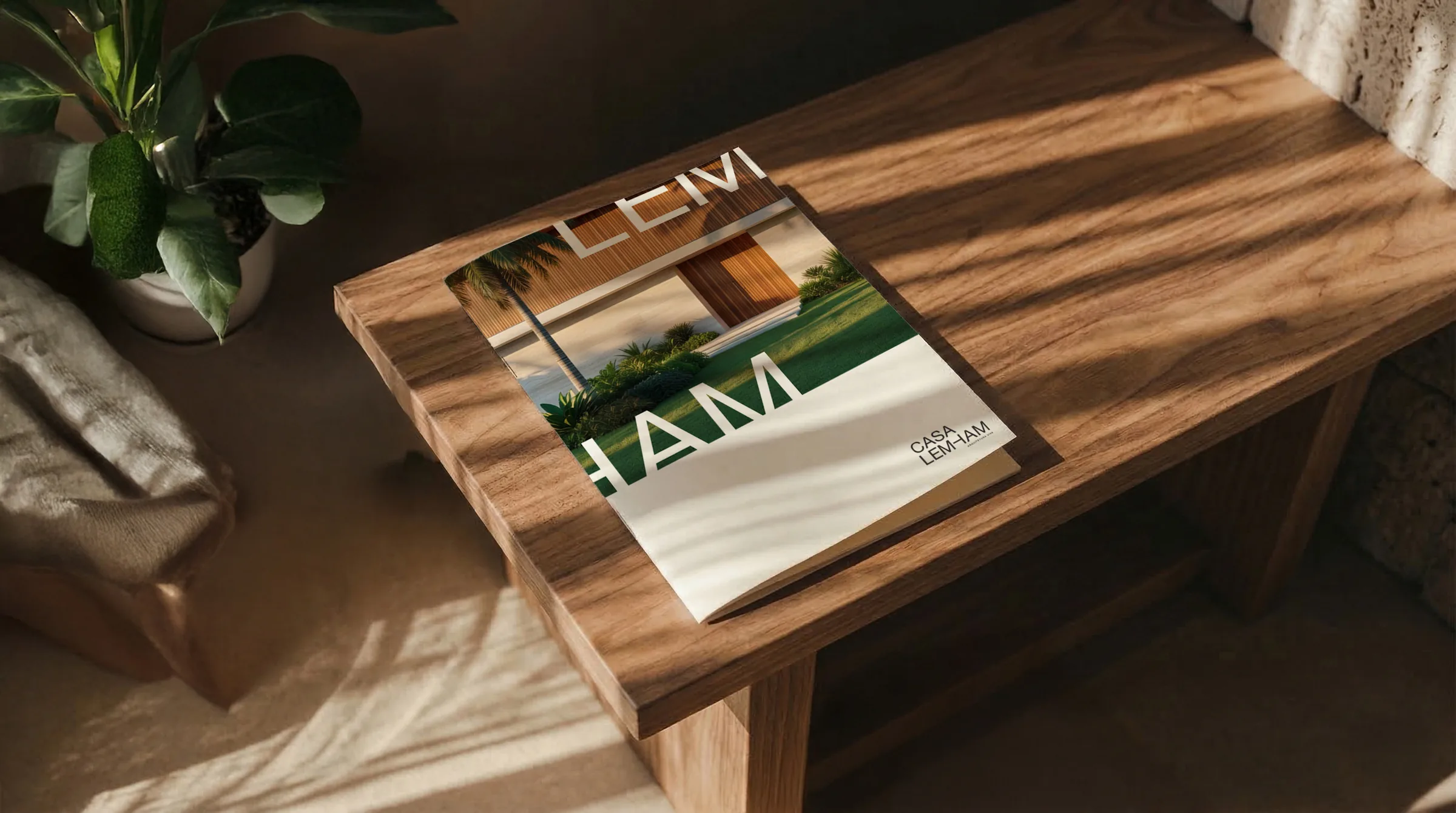 Revista Casa Lemham sobre uma mesa de madeira