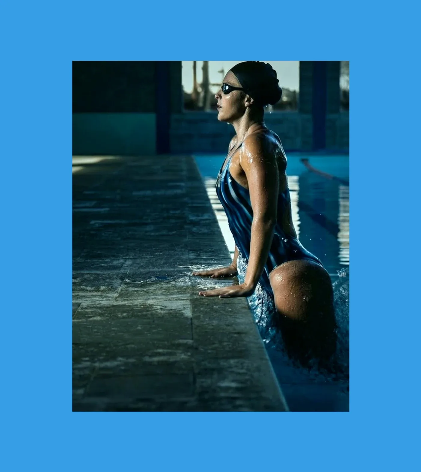 Nadadora Fabiola Molina na borda da piscina