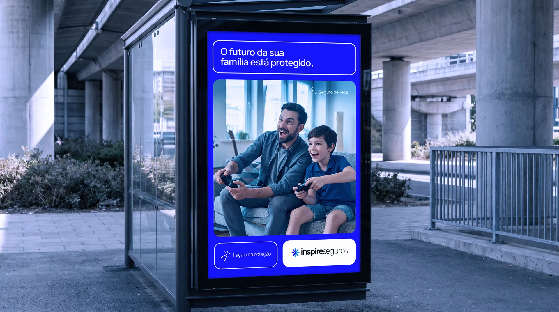 Abrigo de ônibus com anúncio da Inspire Seguros