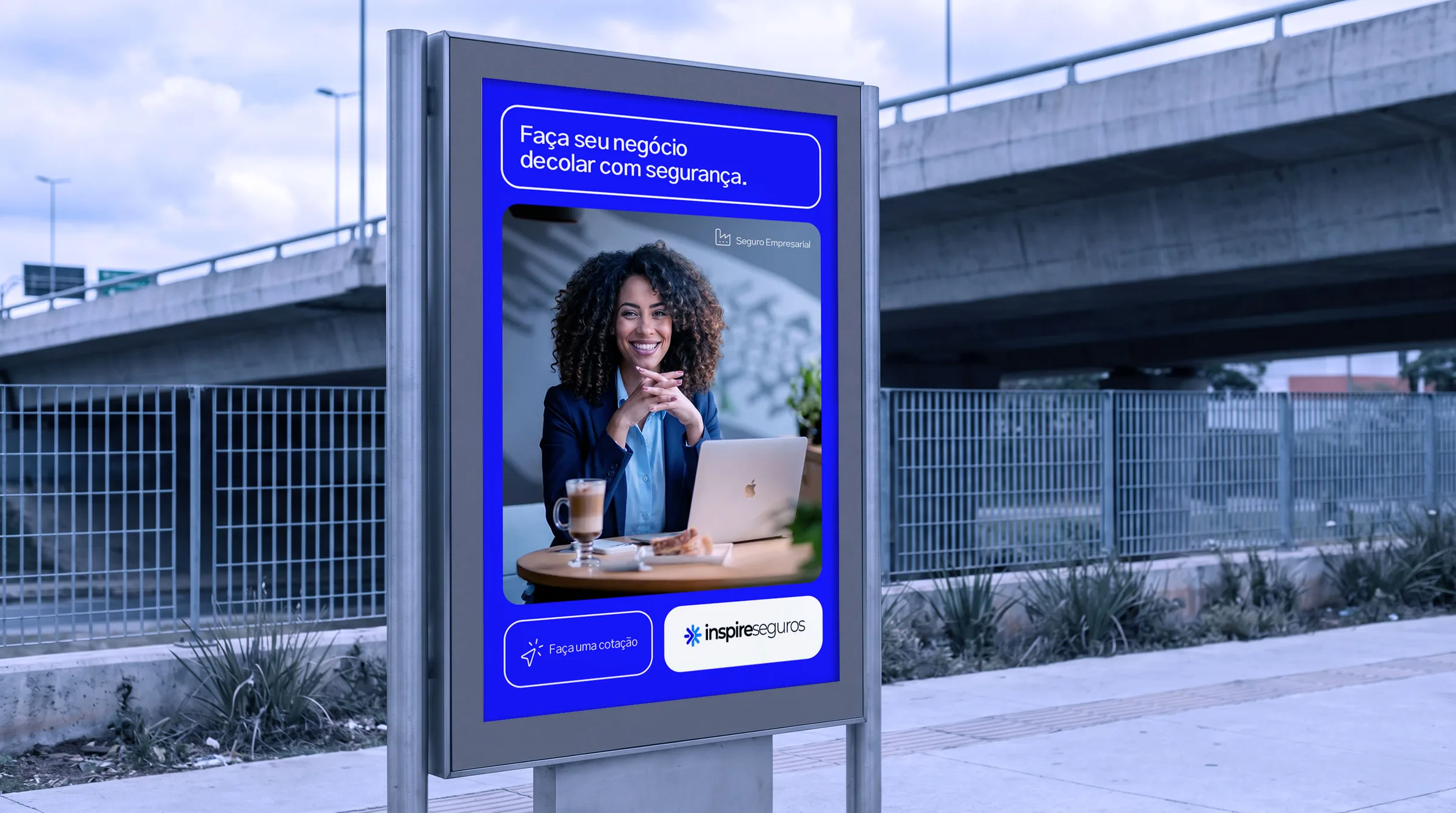 Anúncio da Inspire Seguros em abrigo de ônibus