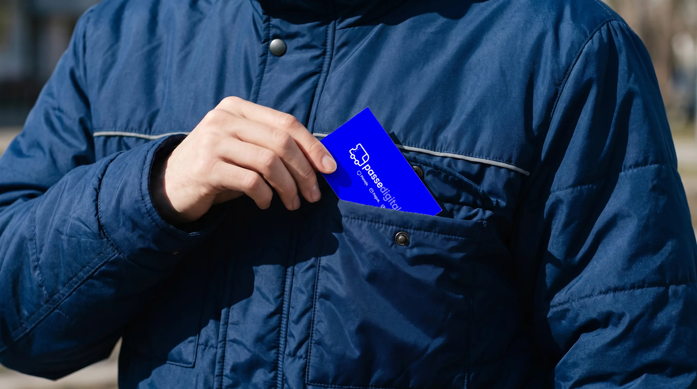 Cartão de visita azul da Passe Digital saindo do bolso de uma jaqueta