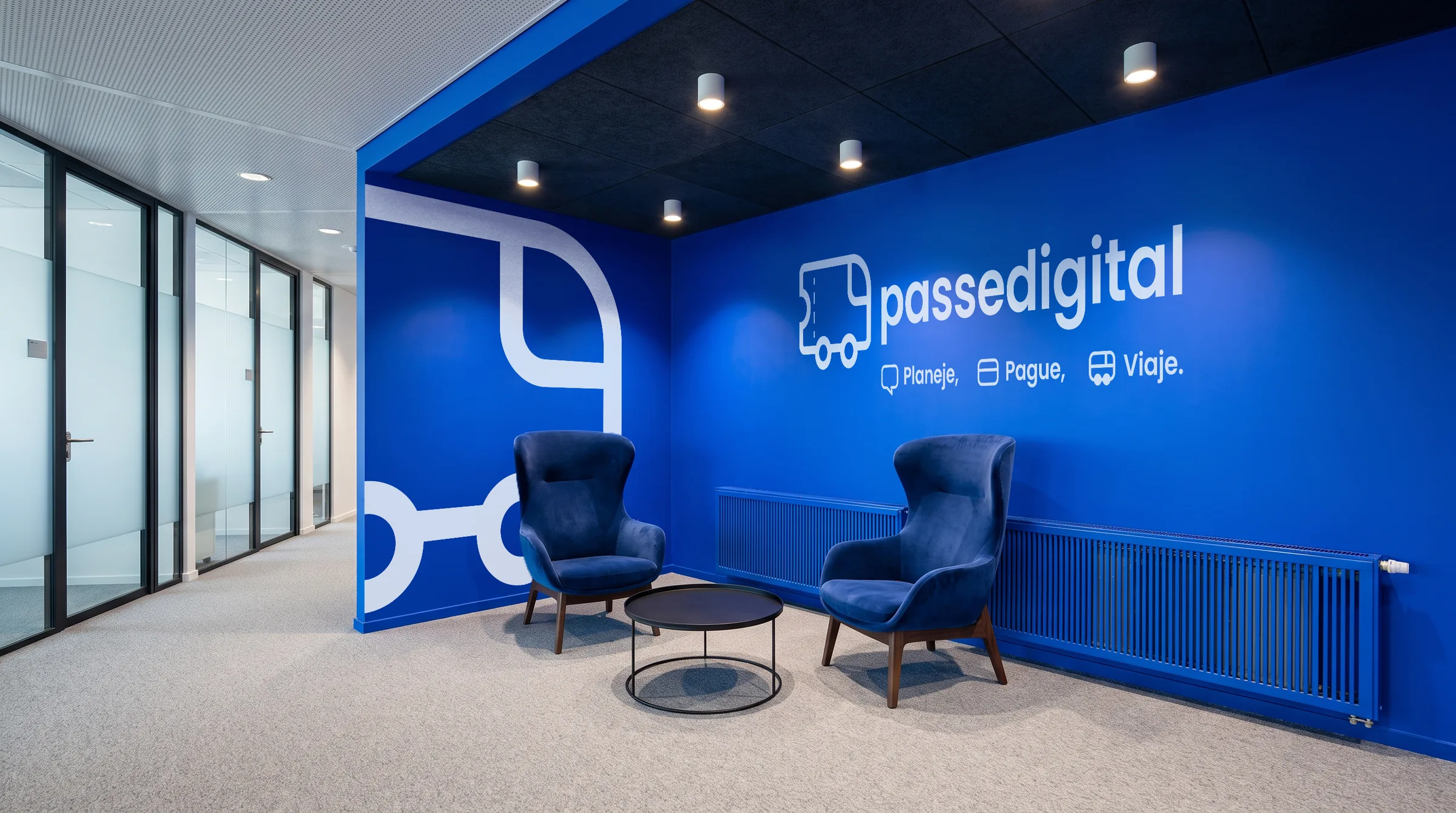 Parede do escritório com a marca Passe Digital