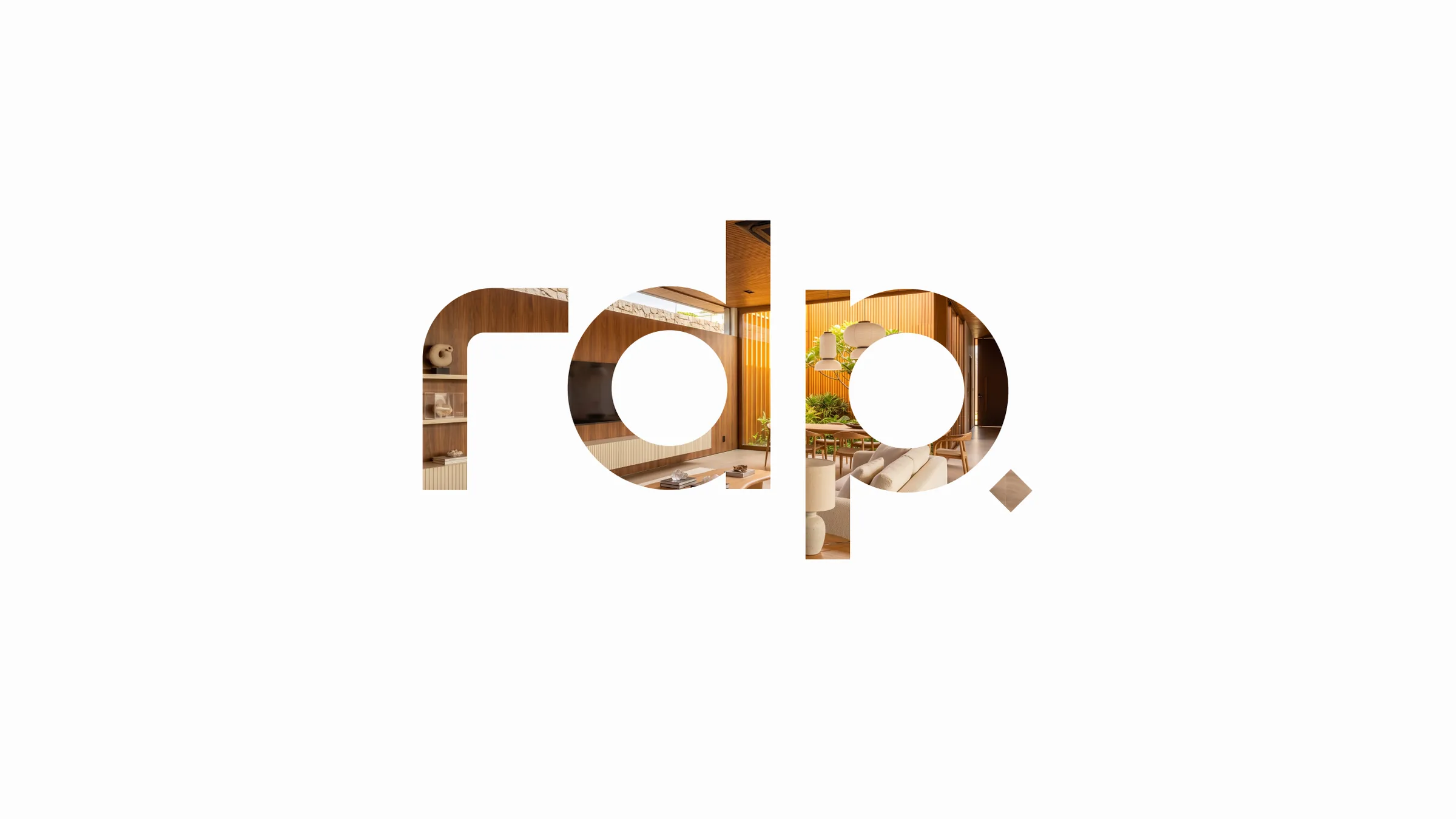 Letras do logotipo RDP preenchidas com imagem de ambiente em madeira
