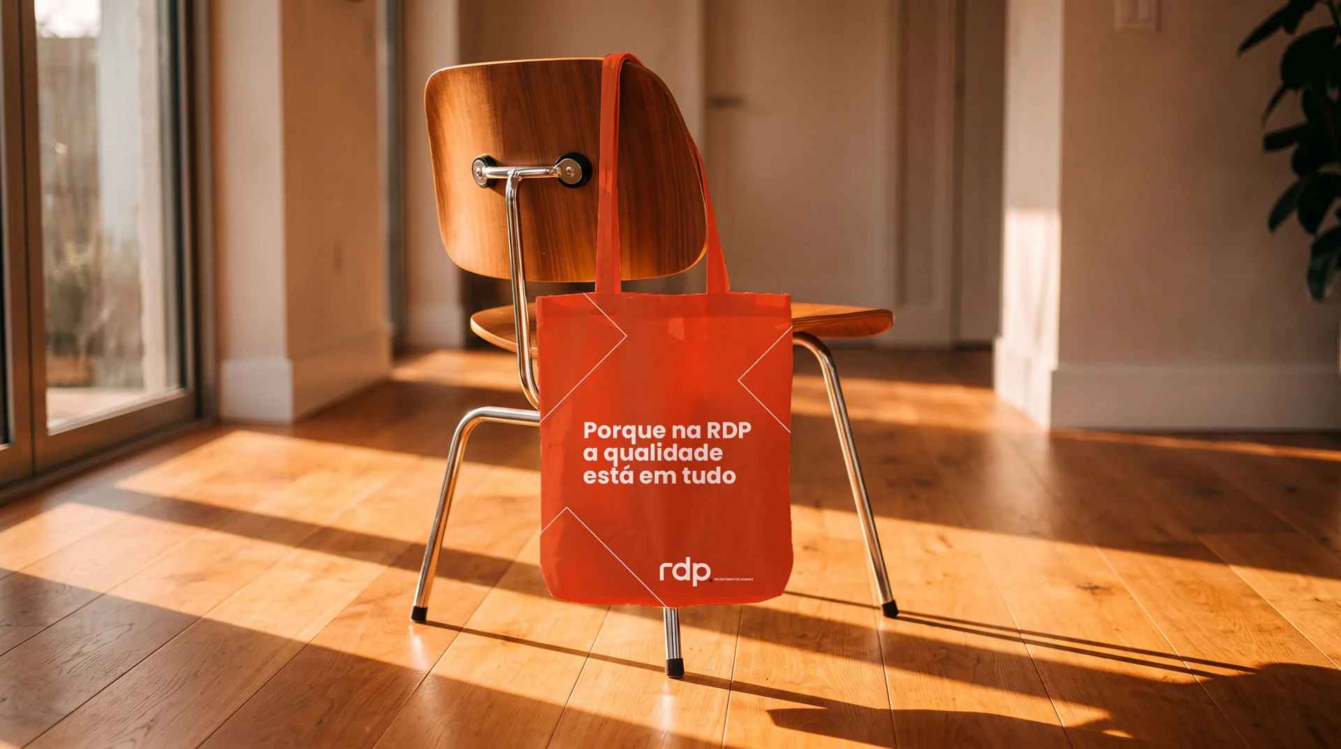 Ecobag laranja da RDP pendurada em uma cadeira de madeira