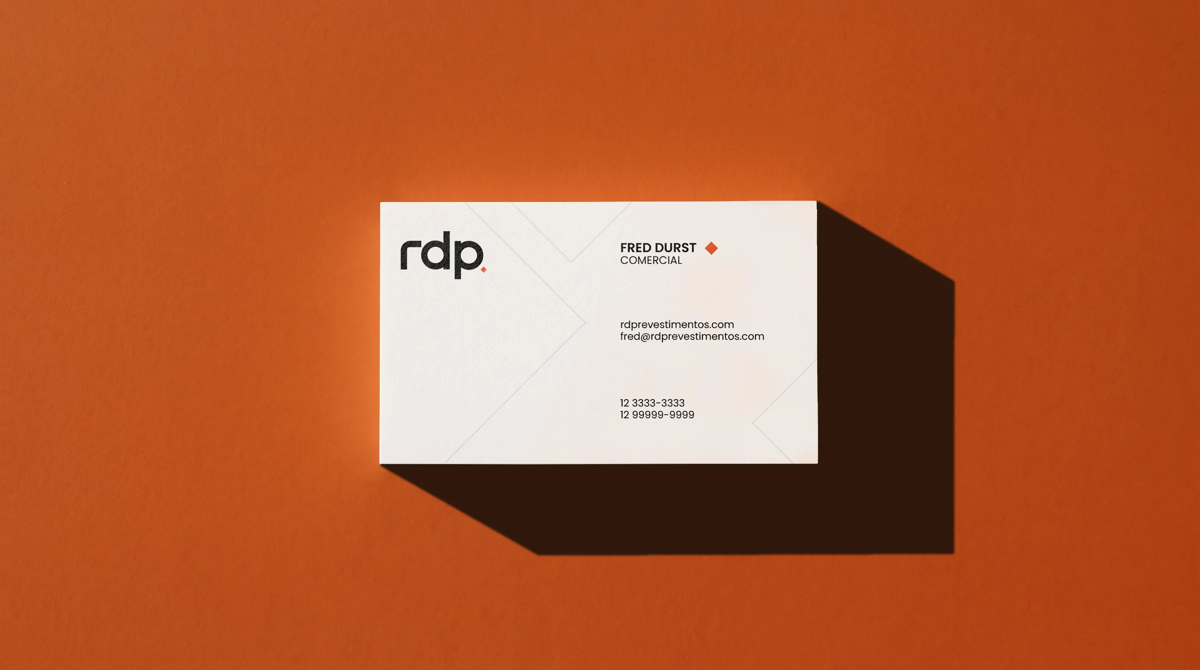 Cartão de visita da RDP sobre fundo laranja